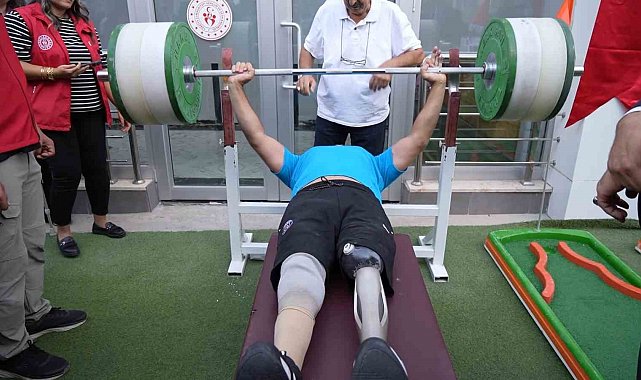 Sporla hayata tutunan gazi Karakartal, 120 kilogramlık halteri kaldırarak azmin gücünü gösterdi